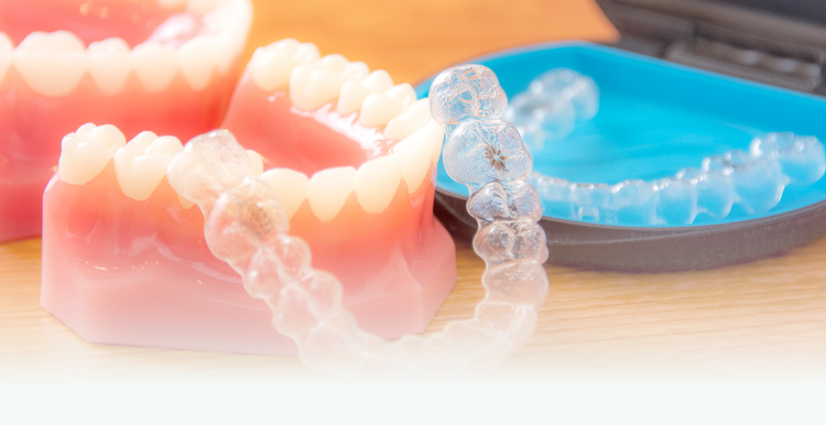 目立たず笑顔になれるマウスピース型矯正歯科装置